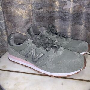 Women's New Balance 373 sneakers Size 8.5